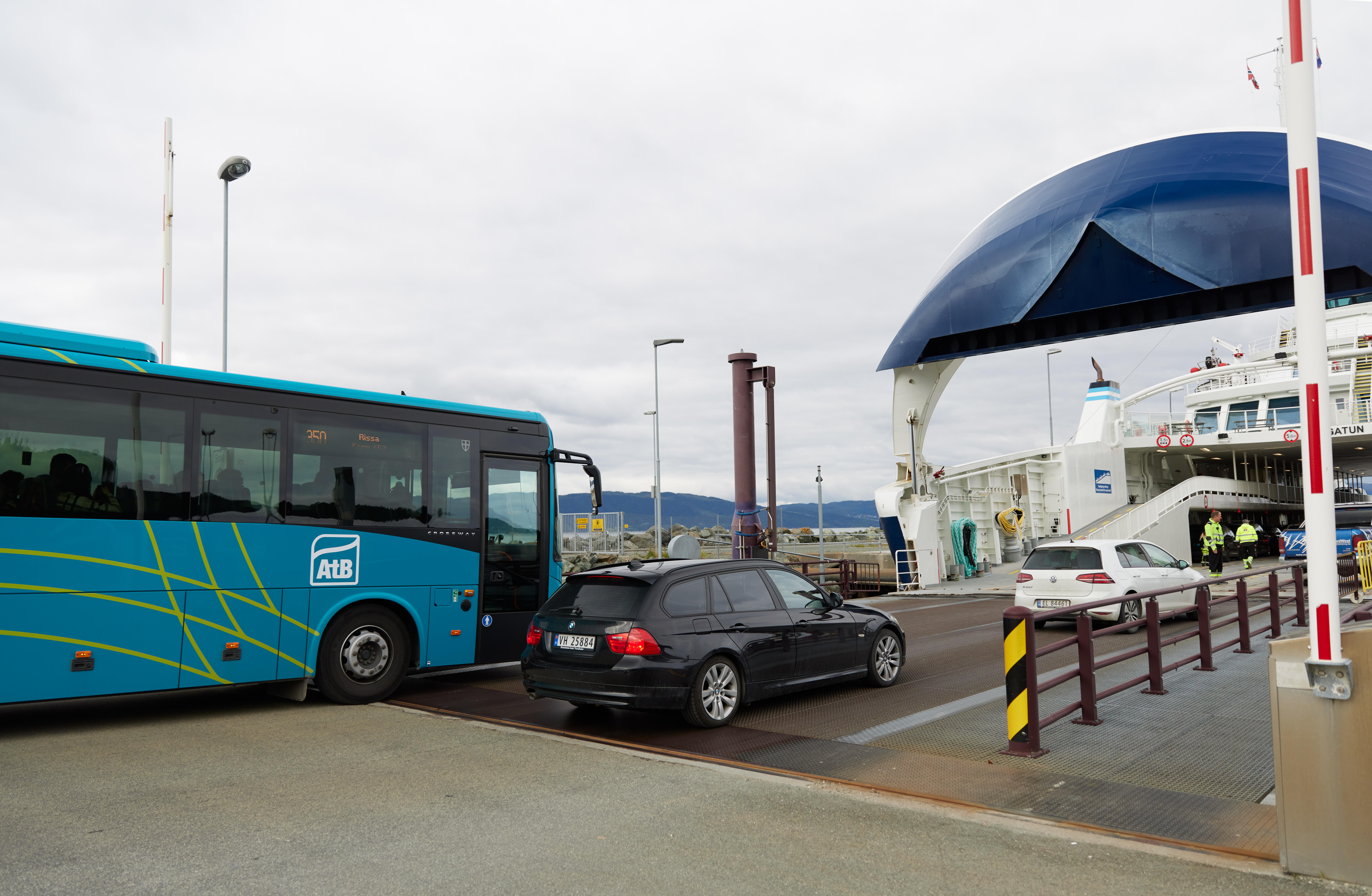 Buss og biler kjører om bord ferge