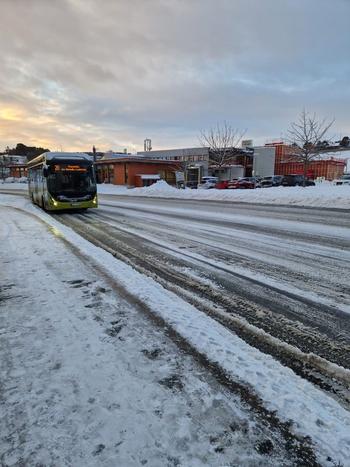 Buss på snødekt vei