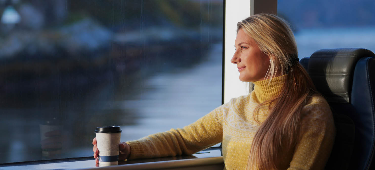 ung kvinne som sitter på hurtigbåten og ser ut vinduet