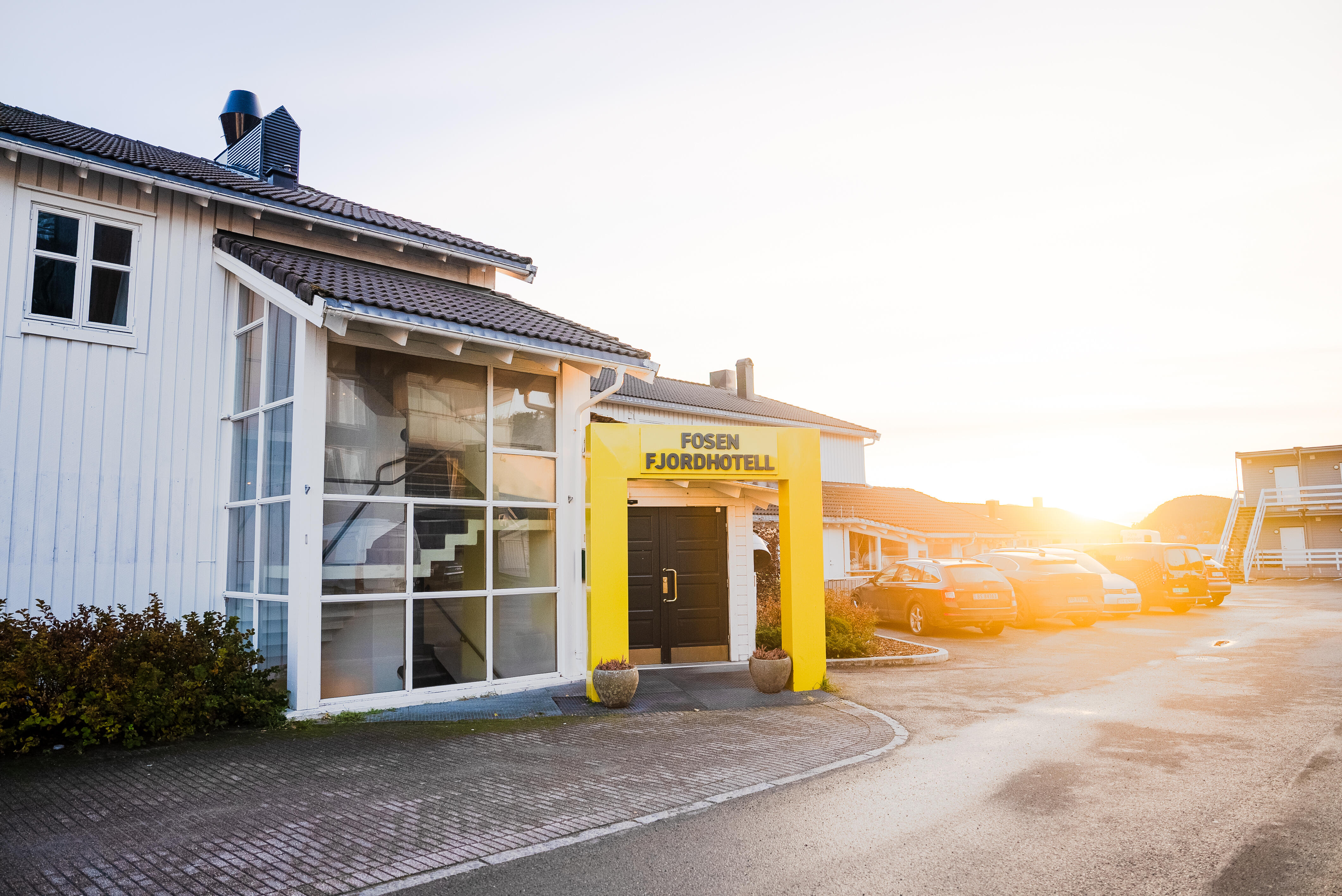 Fasaden til Fosen Fjordhotell i solnedgang.