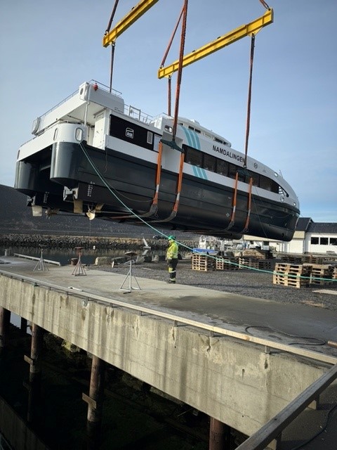 MS Namdalingen sjøsettes ved GS Marine i Gursken. Båten blir løftet av kran, fra verftet og i sjøen.