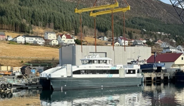 MS Namdalingen løftes på plass i vannet. Verftet GS Marine ligger bak båten, der hele fartøyet er synlig fra styrbord side.