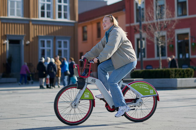 Fotograf: Terje Trobe. Ung kvinne på bysykkel på Torvet.