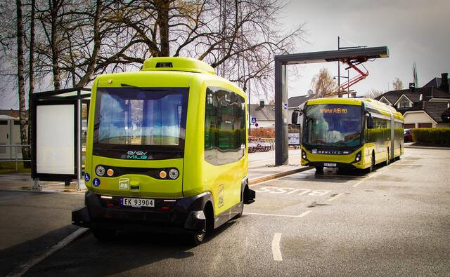 Selvkjørende buss foran elektrisk buss