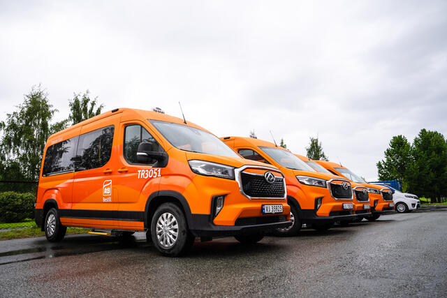 biler stilt opp på rad og rekke