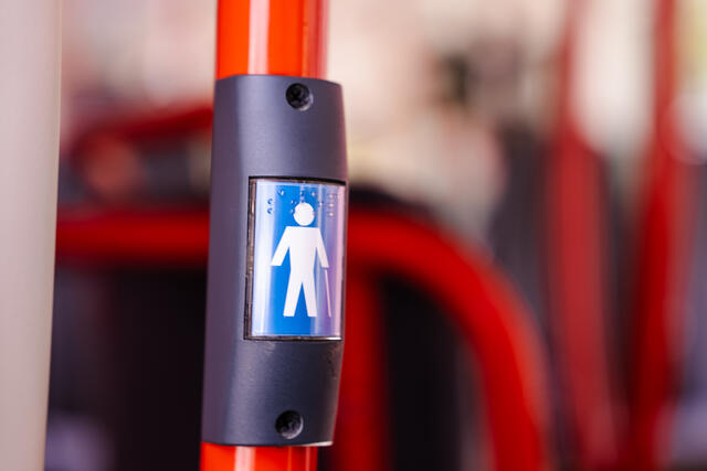handicap knapp om bord buss