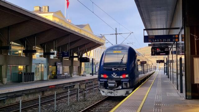 tog på Trondheim sentralstasjon
