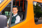 minibuss oransje blid kvinnelig sjåfør