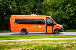 oransje minibuss atb bestill i landlig landskap