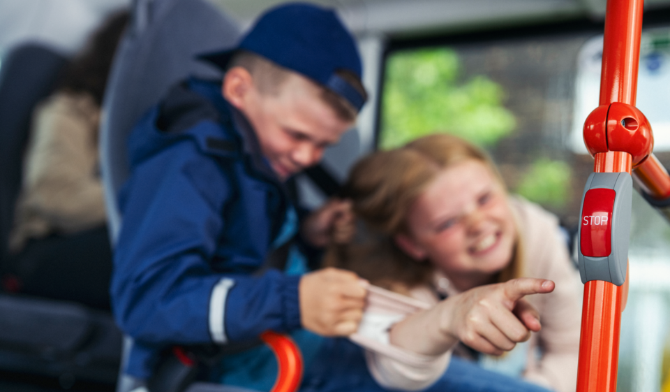 to søsken som krangler om å trykke på stoppknappen på bussen