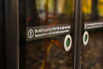 Detalj på metrobussdør, du må ha gyldig billett før ombordstigning