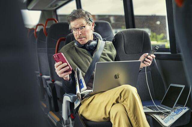 Businessmann som jobber på regionbuss