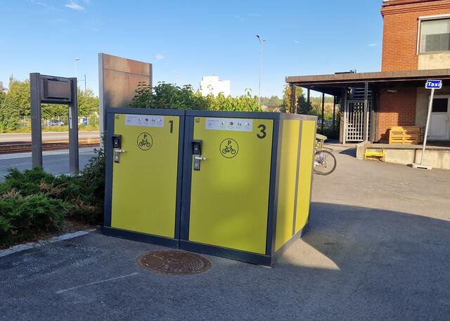 Grønne bokser for sykkel med markering for sykkelparkering