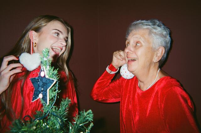 Familie som feirer jul sammen