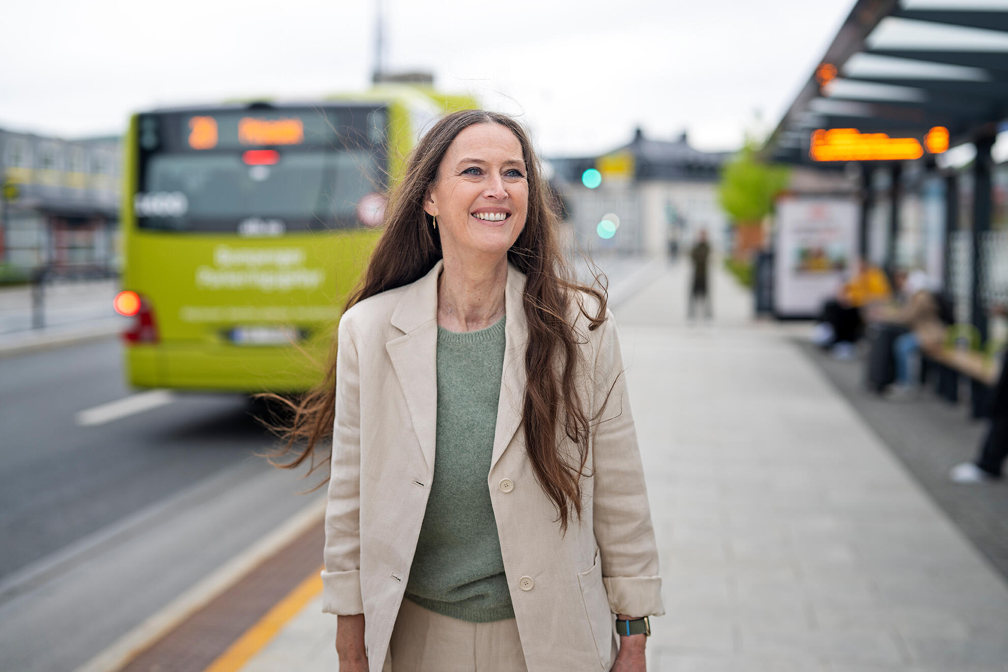 Dame på tur til jobb på holdeplassen