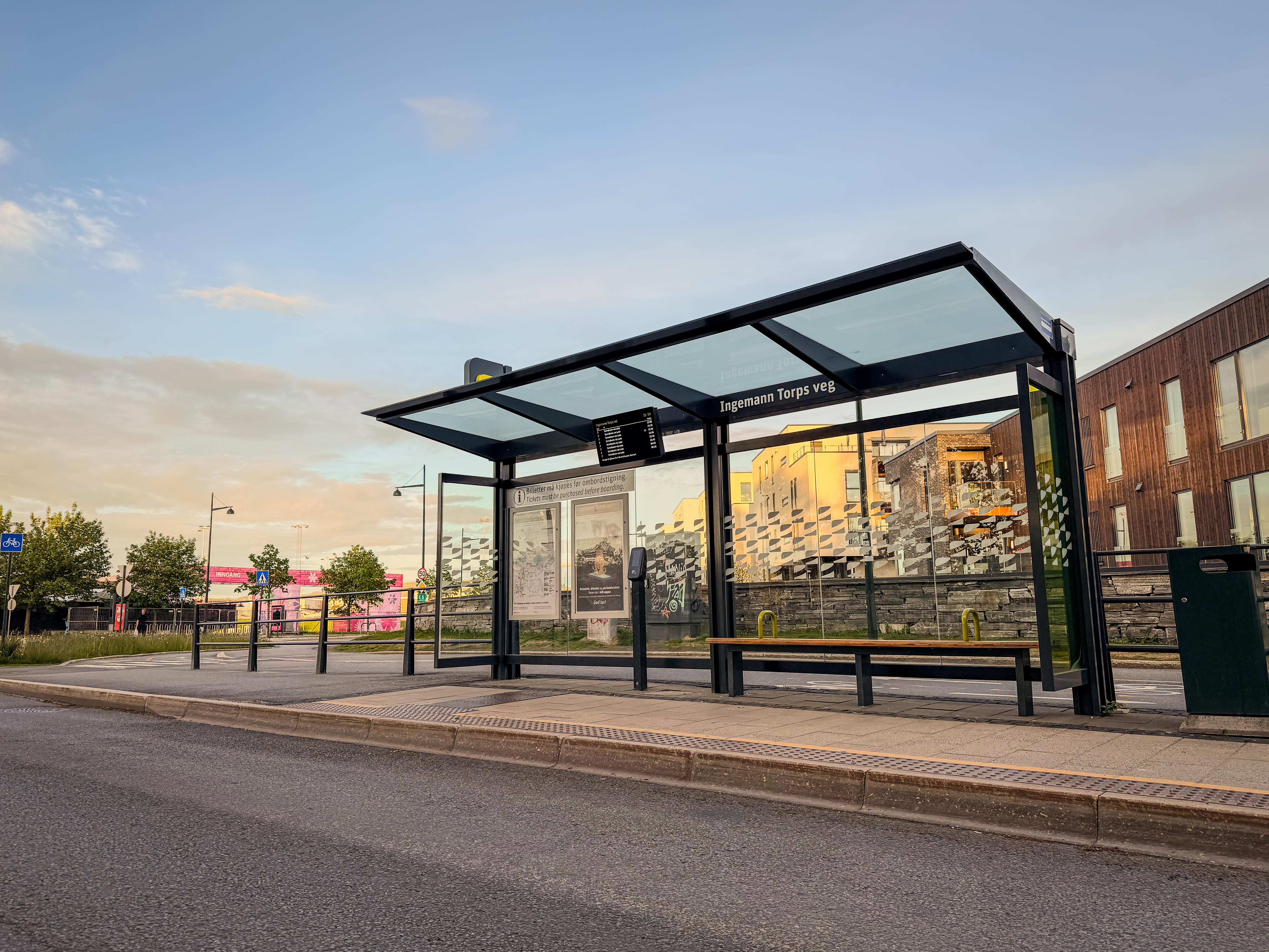 Bussholdeplass med Neon-festivalplakater i bakgrunnen