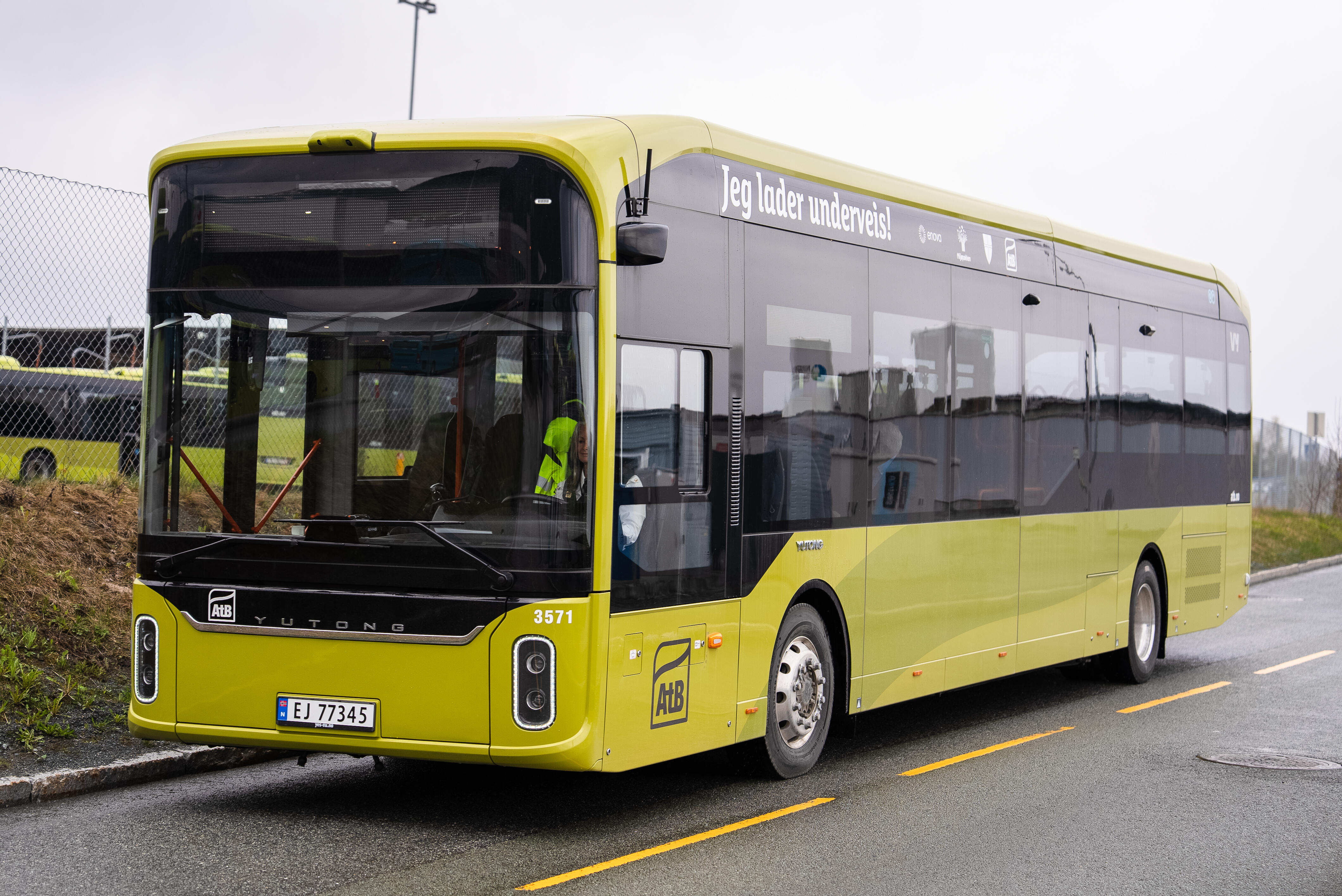 grønn elektrisk buss på vei