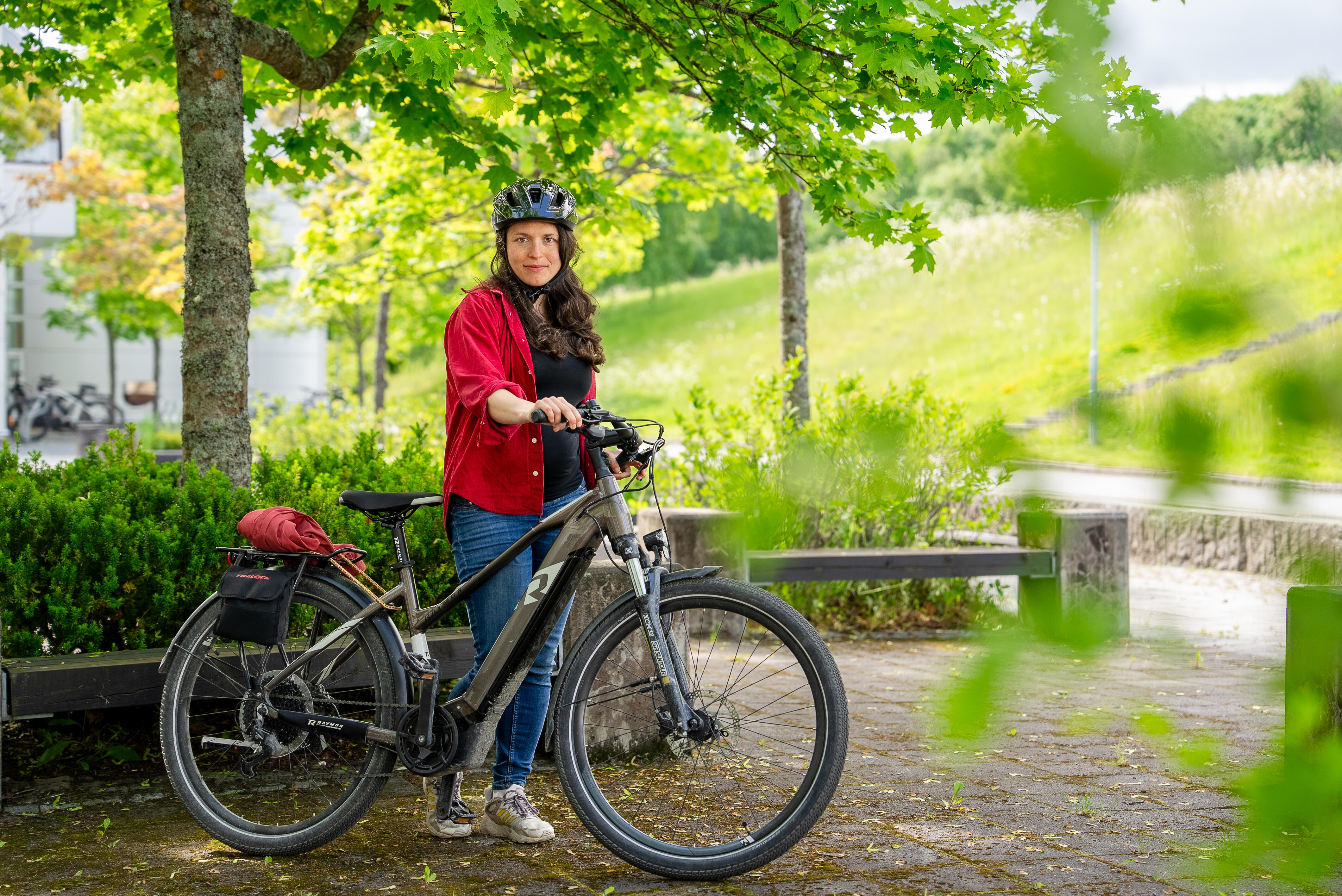 Ronja Lappe poserer med elsykkel