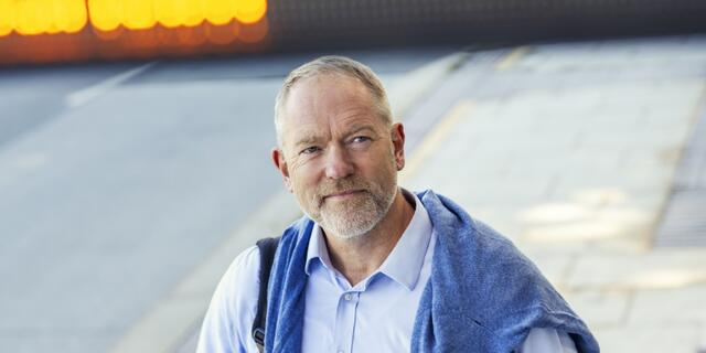 Mann på holdeplass