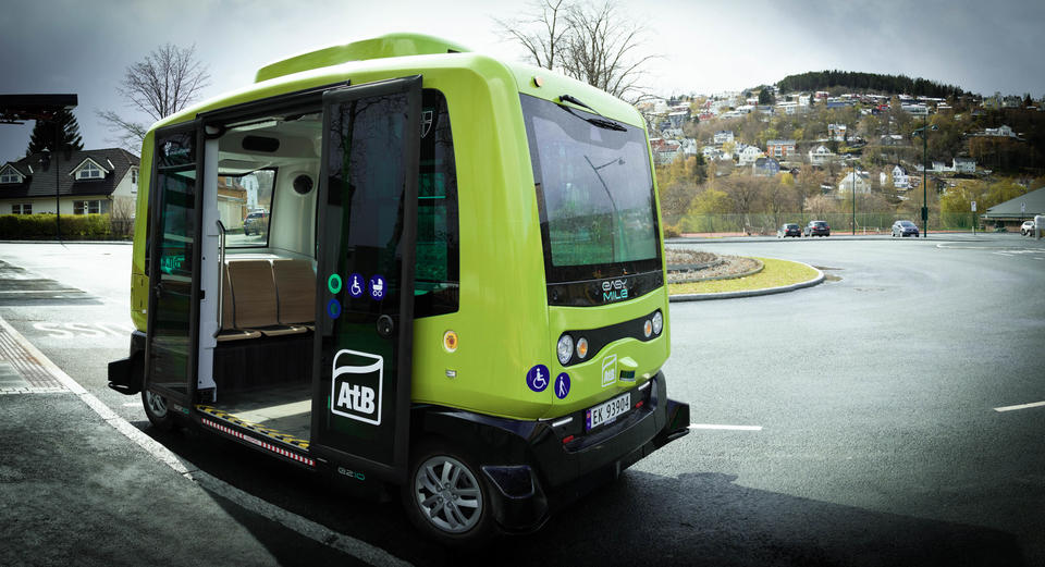 Den selvjkørende bussen på en holdeplass utenfor Trondheim Spektrum